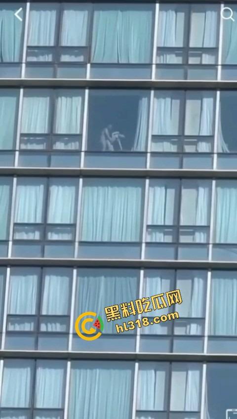 城里人真会玩，玻璃当镜子不够刺激？窗帘都懒得拉，女主直接对着玻璃开车，华为用户一键高清记录！  第13张