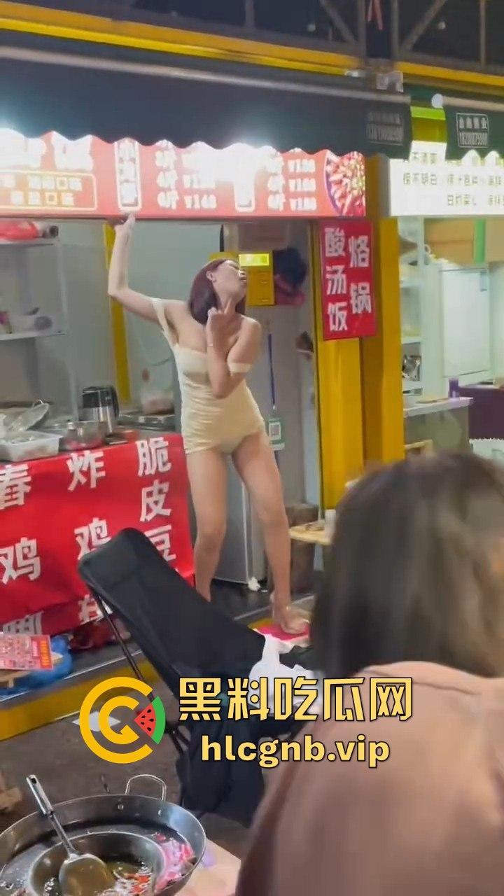 夜市龙虾吃多了，小骚货直接开舞内裤全露，酒吧里的福利竟然在夜市上演！  第4张
