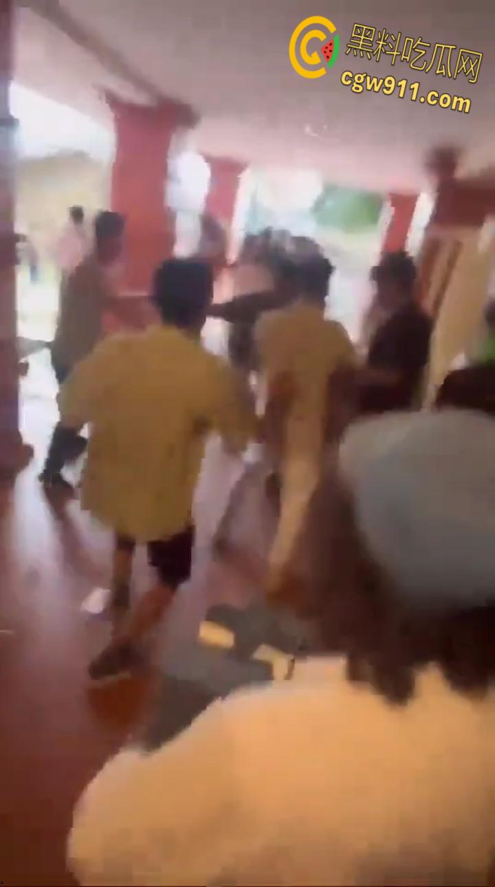 尼泊尔突发暴乱，前总理妻子在家中被民众放火烧死，财政部长被游街拖行，并被赶入河中殴打 ！  第2张