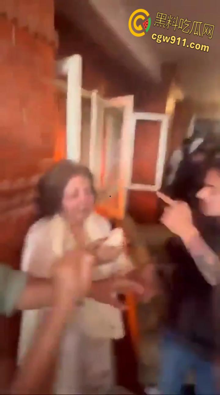 尼泊尔突发暴乱，前总理妻子在家中被民众放火烧死，财政部长被游街拖行，并被赶入河中殴打 ！  第4张