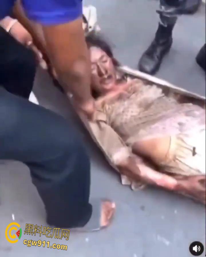 尼泊尔突发暴乱，前总理妻子在家中被民众放火烧死，财政部长被游街拖行，并被赶入河中殴打 ！  第5张