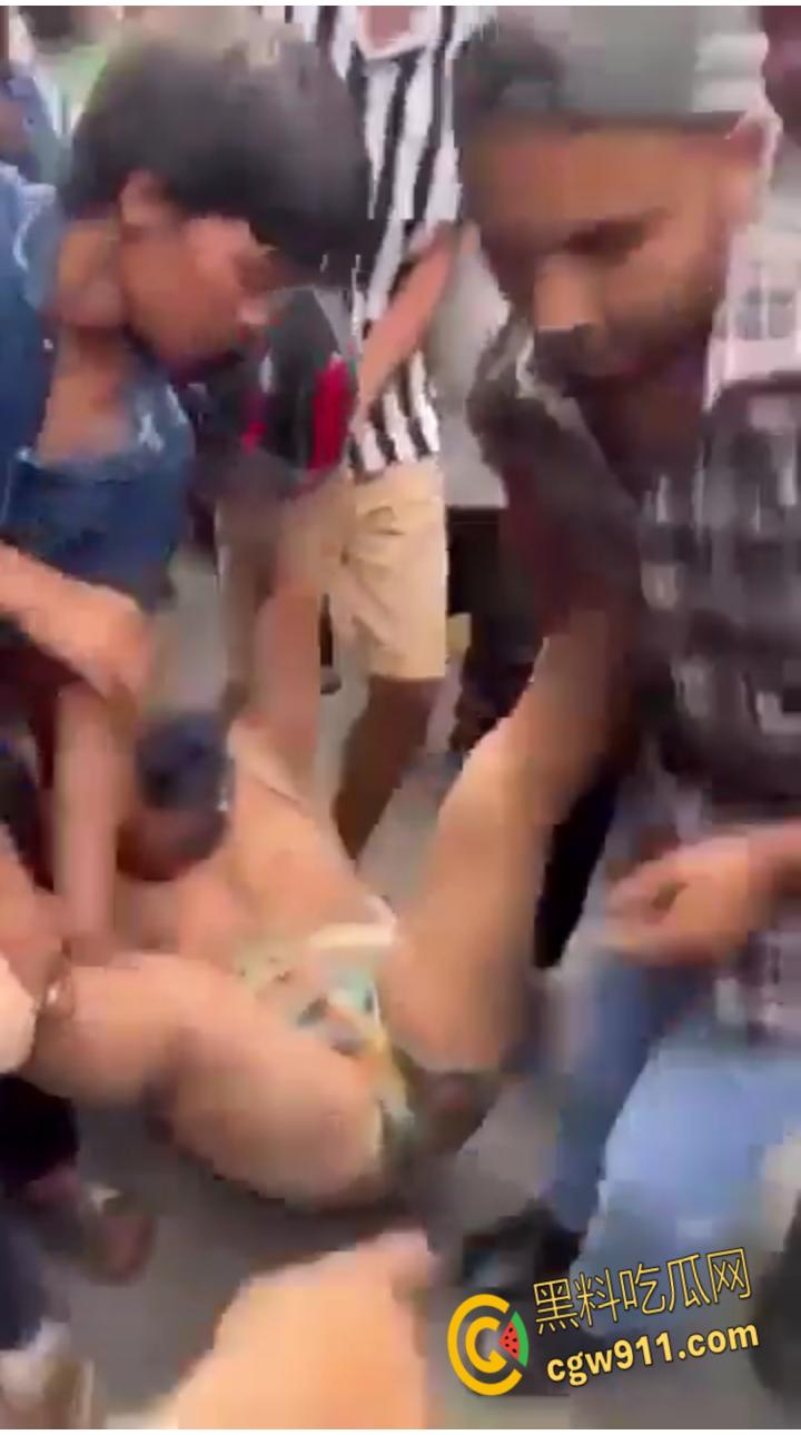 尼泊尔突发暴乱，前总理妻子在家中被民众放火烧死，财政部长被游街拖行，并被赶入河中殴打 ！  第6张