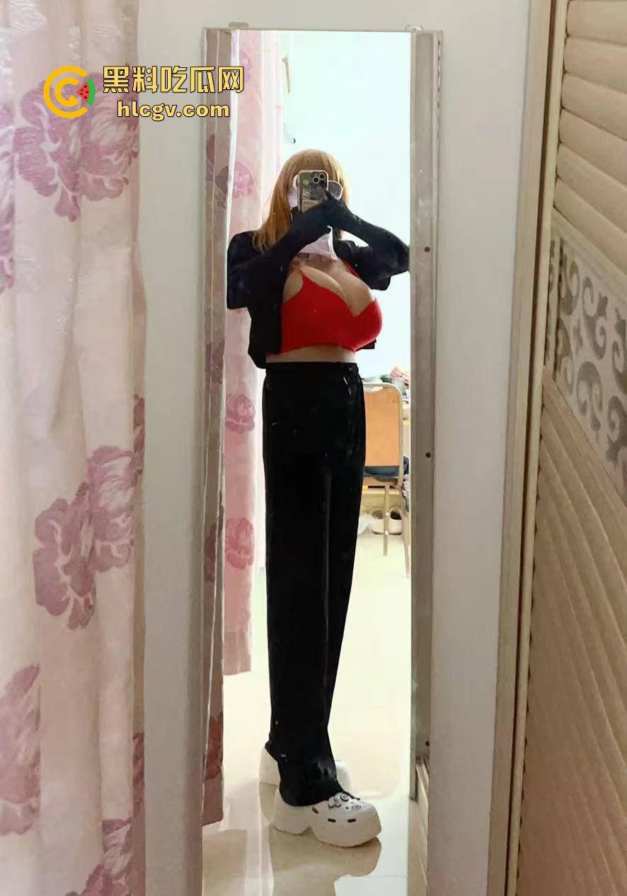 10月27号 广东东莞，假雷厕所偷拍闹剧，大神翻车被抓现行！带着假大雷拍美女大学生，跑得掉吗？  第2张