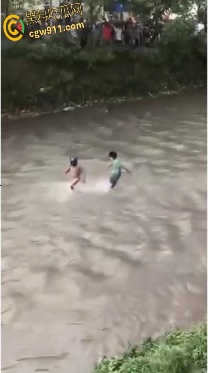 尼泊尔突发暴乱，前总理妻子在家中被民众放火烧死，财政部长被游街拖行，并被赶入河中殴打 ！  第7张