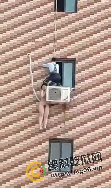 天津小三偷情被撞见 全裸跑路挂在窗户上 最后救援失败当场坠亡 现场画面曝光  第1张