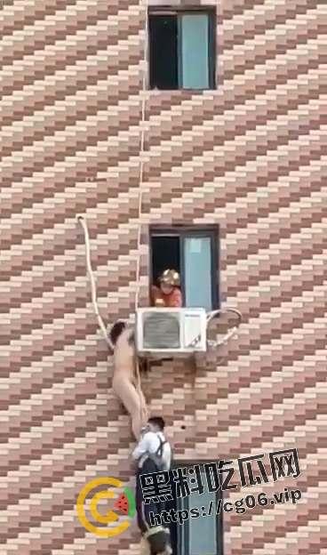 天津小三偷情被撞见 全裸跑路挂在窗户上 最后救援失败当场坠亡 现场画面曝光  第2张
