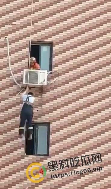 天津小三偷情被撞见 全裸跑路挂在窗户上 最后救援失败当场坠亡 现场画面曝光  第4张