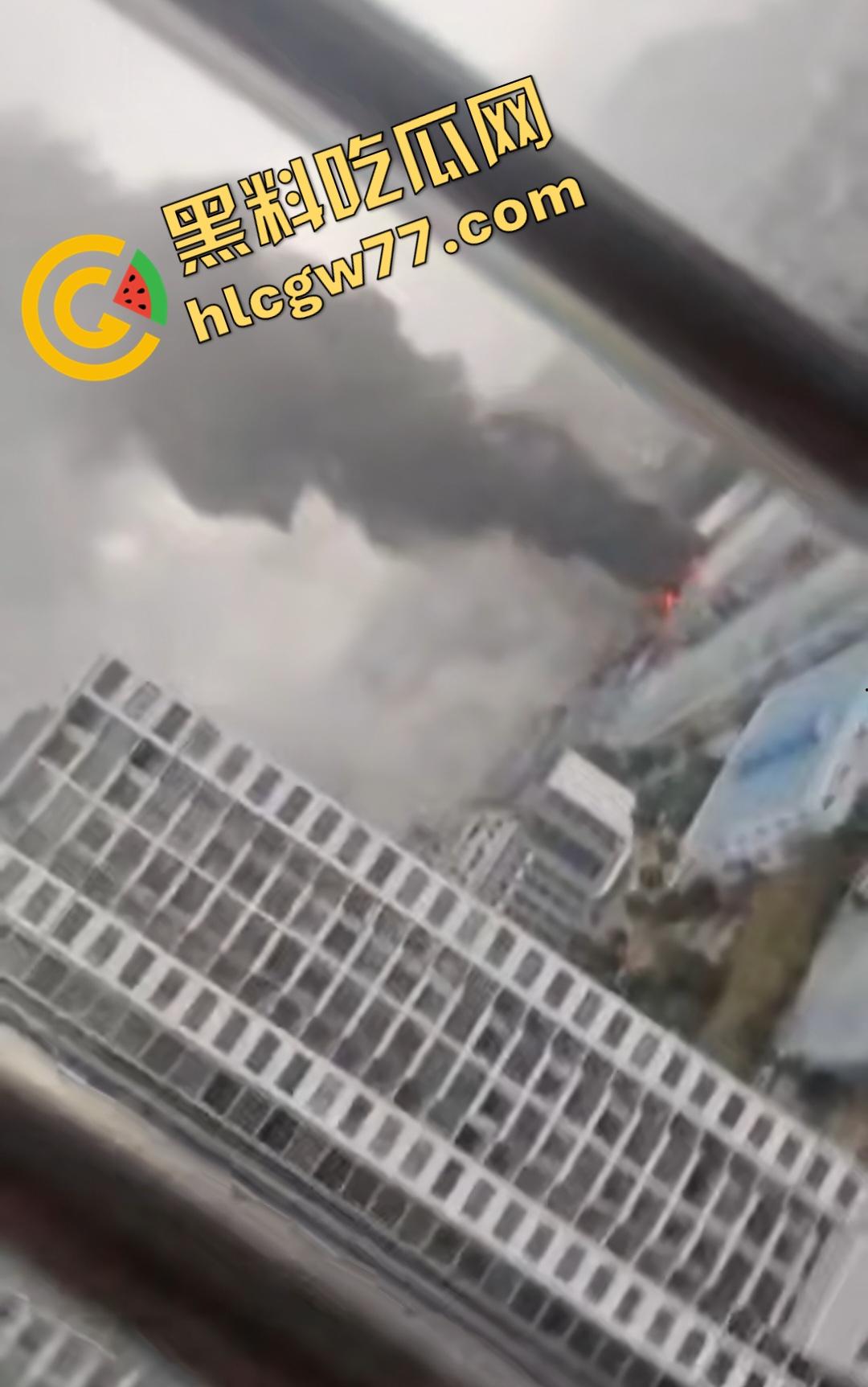 昨日百色平果建材市场炸裂危机！易燃品堆成火山，一点火星秒变末日炼狱火葬场！走路慢的老奶奶差点被烧没！  第1张