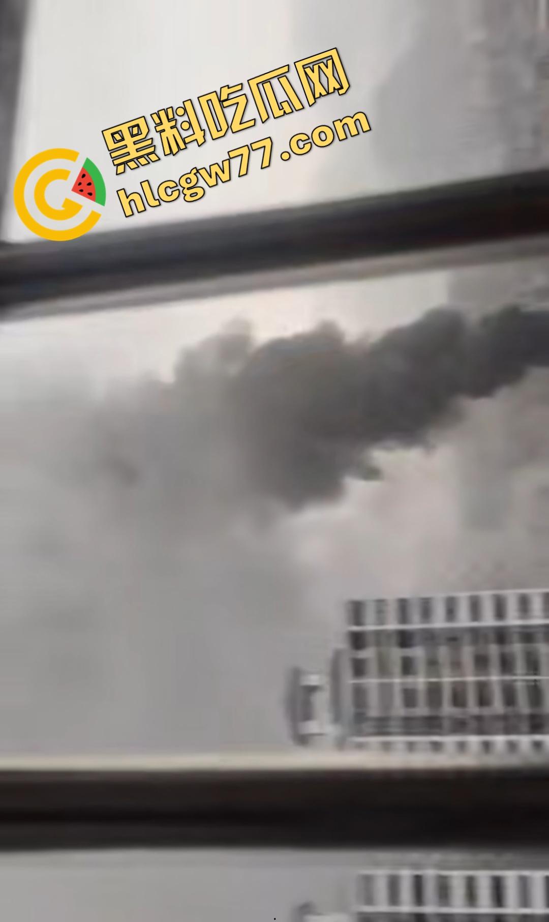 昨日百色平果建材市场炸裂危机！易燃品堆成火山，一点火星秒变末日炼狱火葬场！走路慢的老奶奶差点被烧没！  第2张