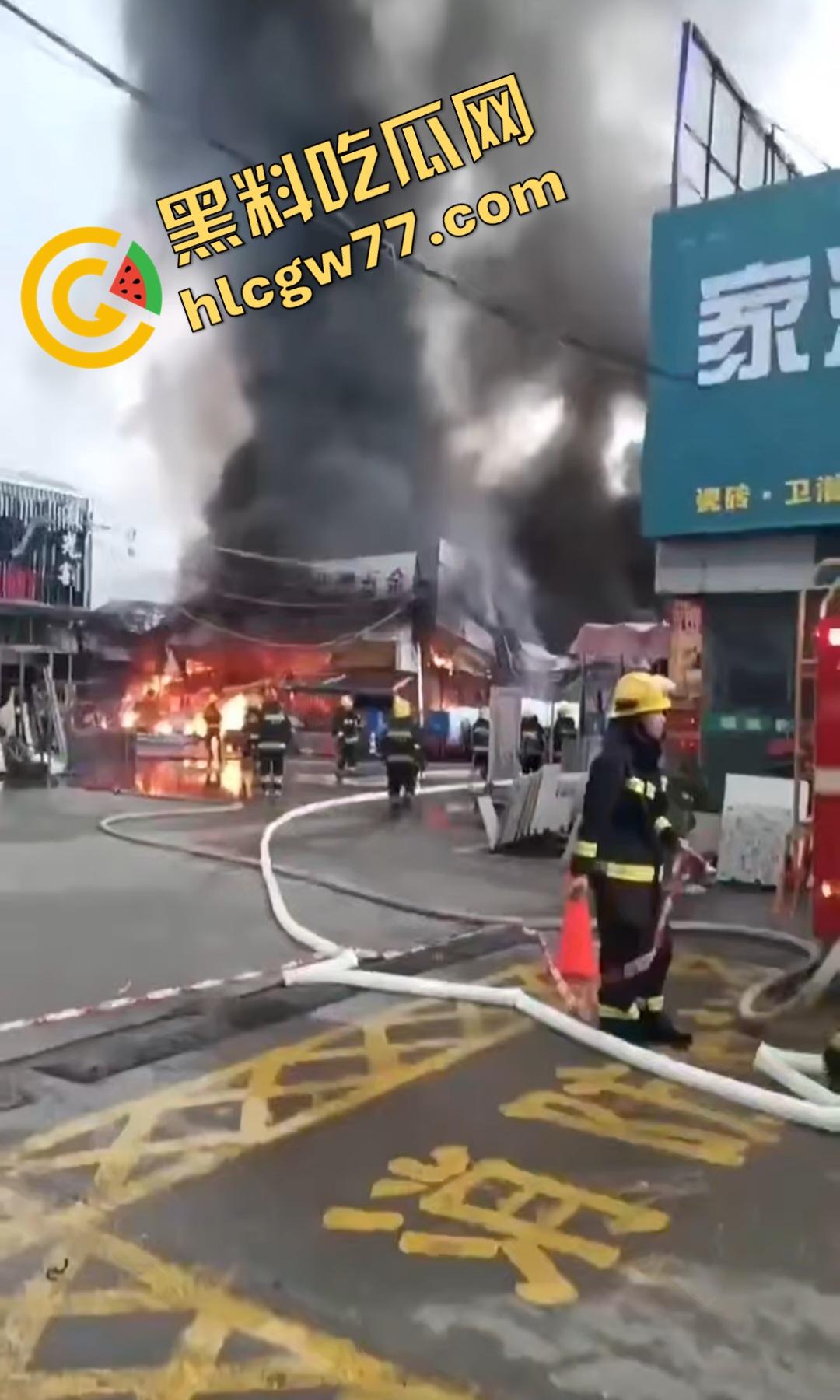 昨日百色平果建材市场炸裂危机！易燃品堆成火山，一点火星秒变末日炼狱火葬场！走路慢的老奶奶差点被烧没！  第3张