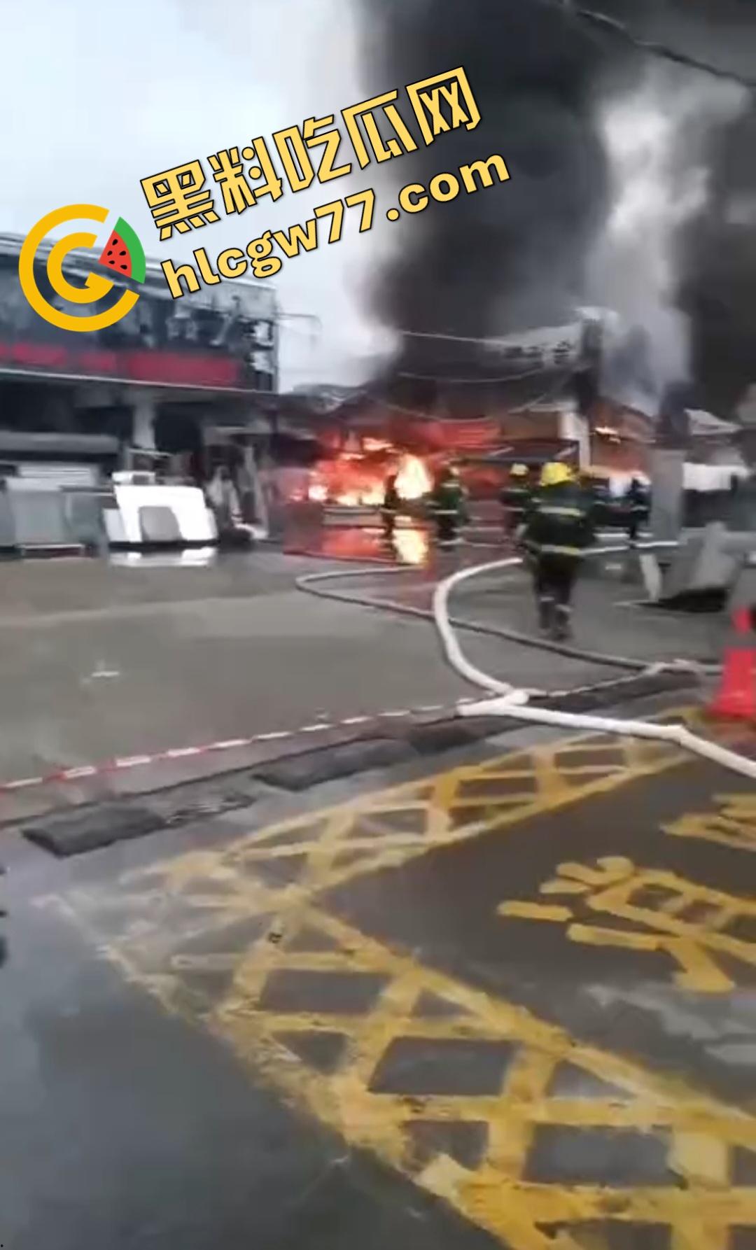 昨日百色平果建材市场炸裂危机！易燃品堆成火山，一点火星秒变末日炼狱火葬场！走路慢的老奶奶差点被烧没！  第4张