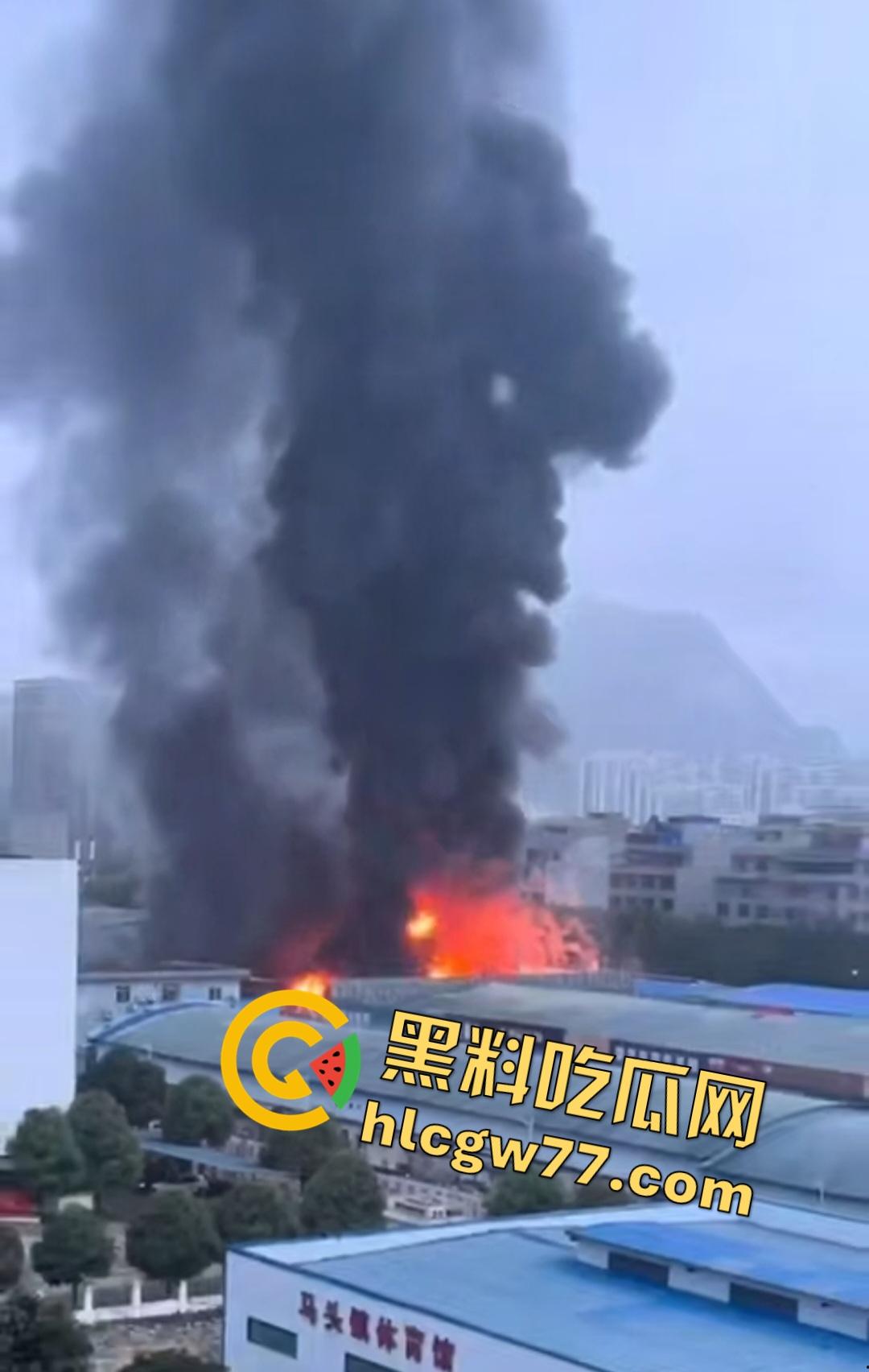 昨日百色平果建材市场炸裂危机！易燃品堆成火山，一点火星秒变末日炼狱火葬场！走路慢的老奶奶差点被烧没！  第5张