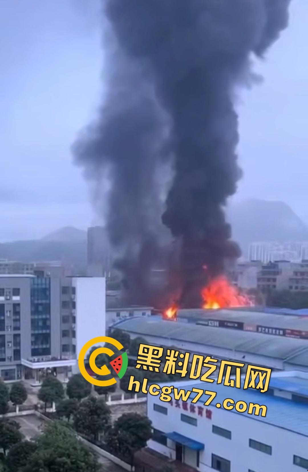 昨日百色平果建材市场炸裂危机！易燃品堆成火山，一点火星秒变末日炼狱火葬场！走路慢的老奶奶差点被烧没！  第7张