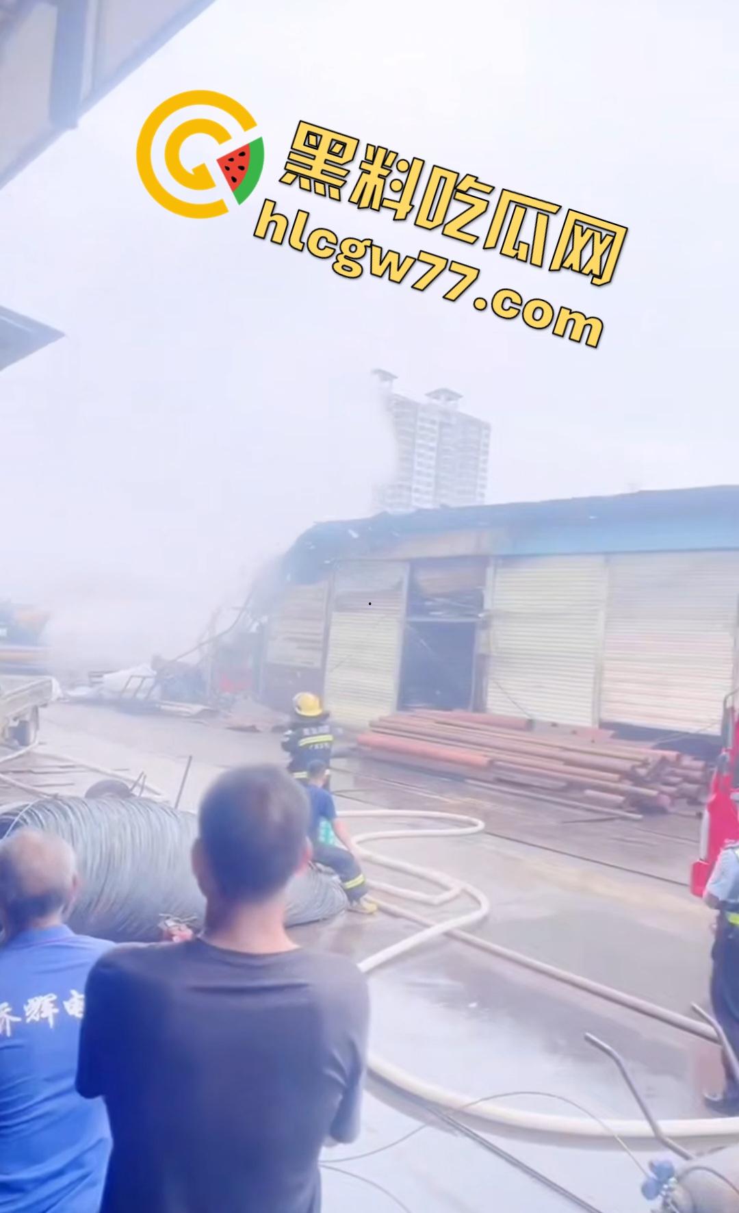 昨日百色平果建材市场炸裂危机！易燃品堆成火山，一点火星秒变末日炼狱火葬场！走路慢的老奶奶差点被烧没！  第8张