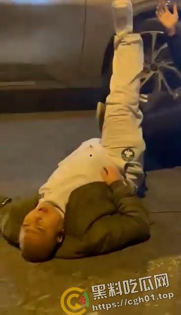 路怒症男子街头对战柔术黑带 反被黑带男技巧性挨打讹了15w 这就是会挨打的含金量  第1张