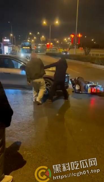 路怒症男子街头对战柔术黑带 反被黑带男技巧性挨打讹了15w 这就是会挨打的含金量  第3张