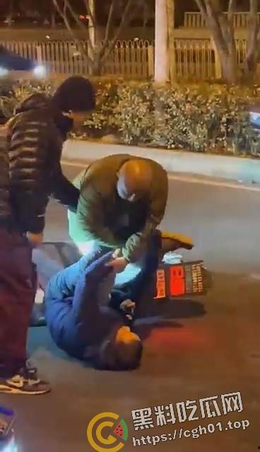 路怒症男子街头对战柔术黑带 反被黑带男技巧性挨打讹了15w 这就是会挨打的含金量  第5张