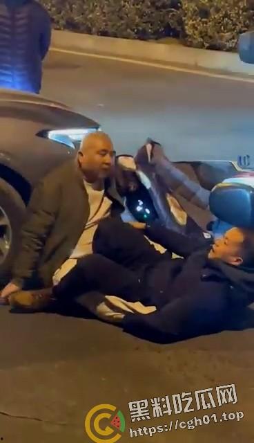 路怒症男子街头对战柔术黑带 反被黑带男技巧性挨打讹了15w 这就是会挨打的含金量  第7张