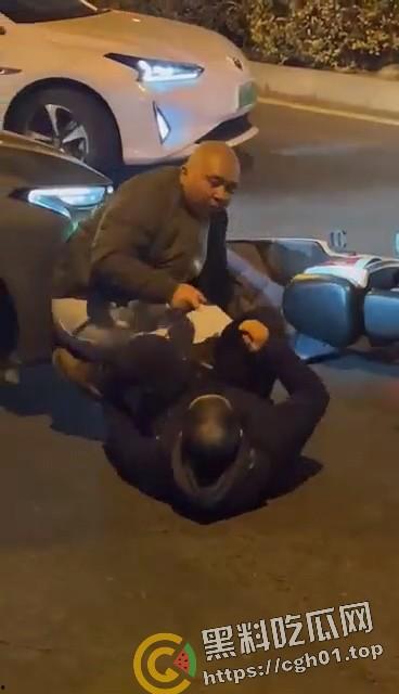 路怒症男子街头对战柔术黑带 反被黑带男技巧性挨打讹了15w 这就是会挨打的含金量  第8张