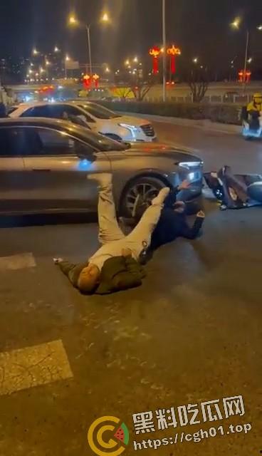 路怒症男子街头对战柔术黑带 反被黑带男技巧性挨打讹了15w 这就是会挨打的含金量  第9张