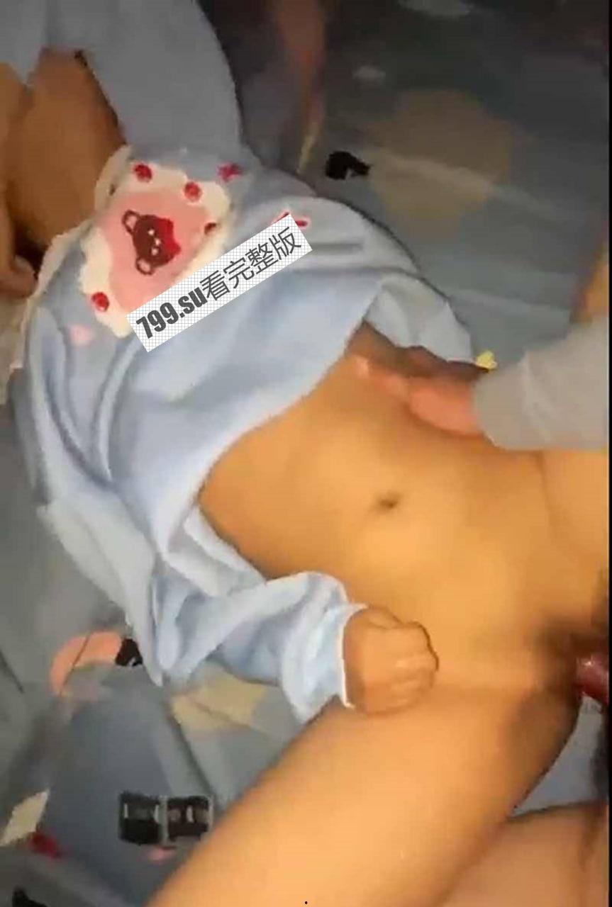 海角热播作品 哥哥替妹妹破处 鲜血染红嫩鲍被妈妈发现  第7张