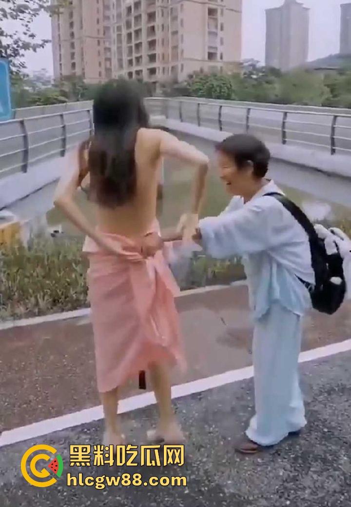 广西都市丽人【林依玲】裸体在公园穿高跟鞋遛弯 遇老太太好心提醒要穿衣保暖还给披上衣服  第6张