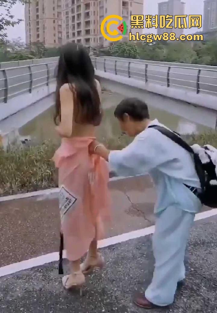 广西都市丽人【林依玲】裸体在公园穿高跟鞋遛弯 遇老太太好心提醒要穿衣保暖还给披上衣服  第7张
