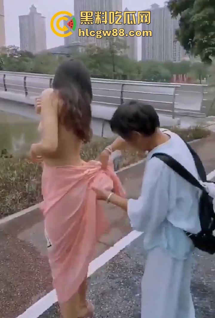 广西都市丽人【林依玲】裸体在公园穿高跟鞋遛弯 遇老太太好心提醒要穿衣保暖还给披上衣服  第8张