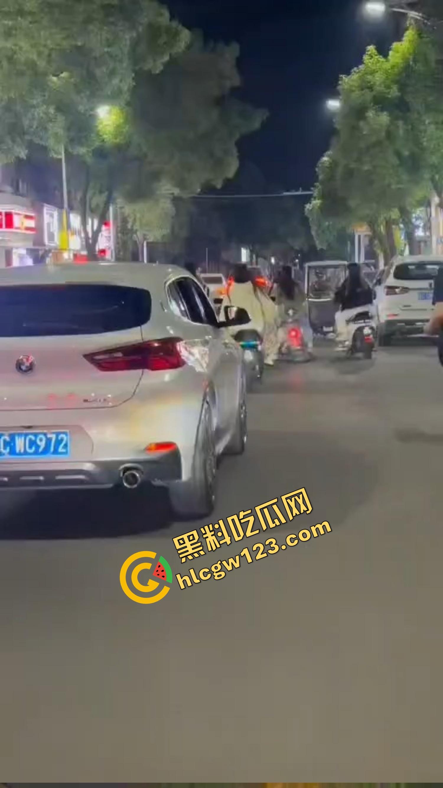 怀远街头精神小妹互砍,是刀刀见骨,电动车上扯头发、拎刀互砍,怀远街头又出发疯姐妹花! 第2张 怀远街头精神小妹互砍,是刀刀见骨,电动车上扯头发、拎刀互砍,怀远街头又出发疯姐妹花! 第2张