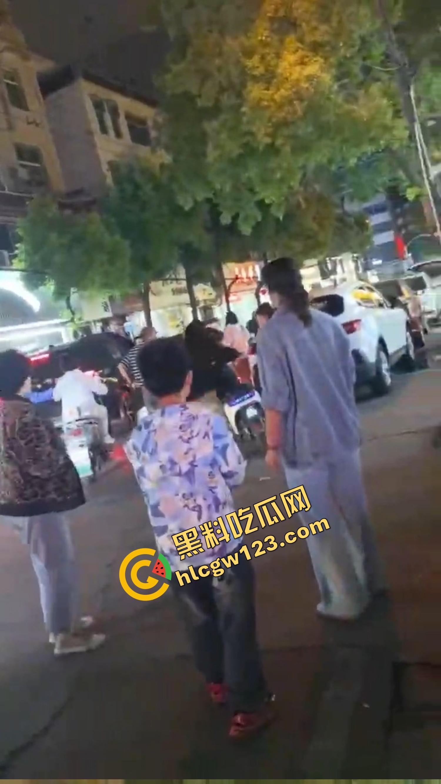 怀远街头精神小妹互砍,是刀刀见骨,电动车上扯头发、拎刀互砍,怀远街头又出发疯姐妹花! 第3张 怀远街头精神小妹互砍,是刀刀见骨,电动车上扯头发、拎刀互砍,怀远街头又出发疯姐妹花! 第3张