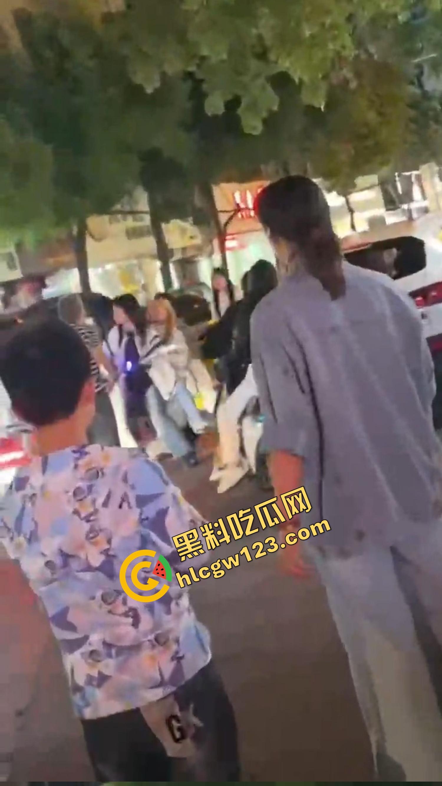 怀远街头精神小妹互砍,是刀刀见骨,电动车上扯头发、拎刀互砍,怀远街头又出发疯姐妹花! 第4张 怀远街头精神小妹互砍,是刀刀见骨,电动车上扯头发、拎刀互砍,怀远街头又出发疯姐妹花! 第4张