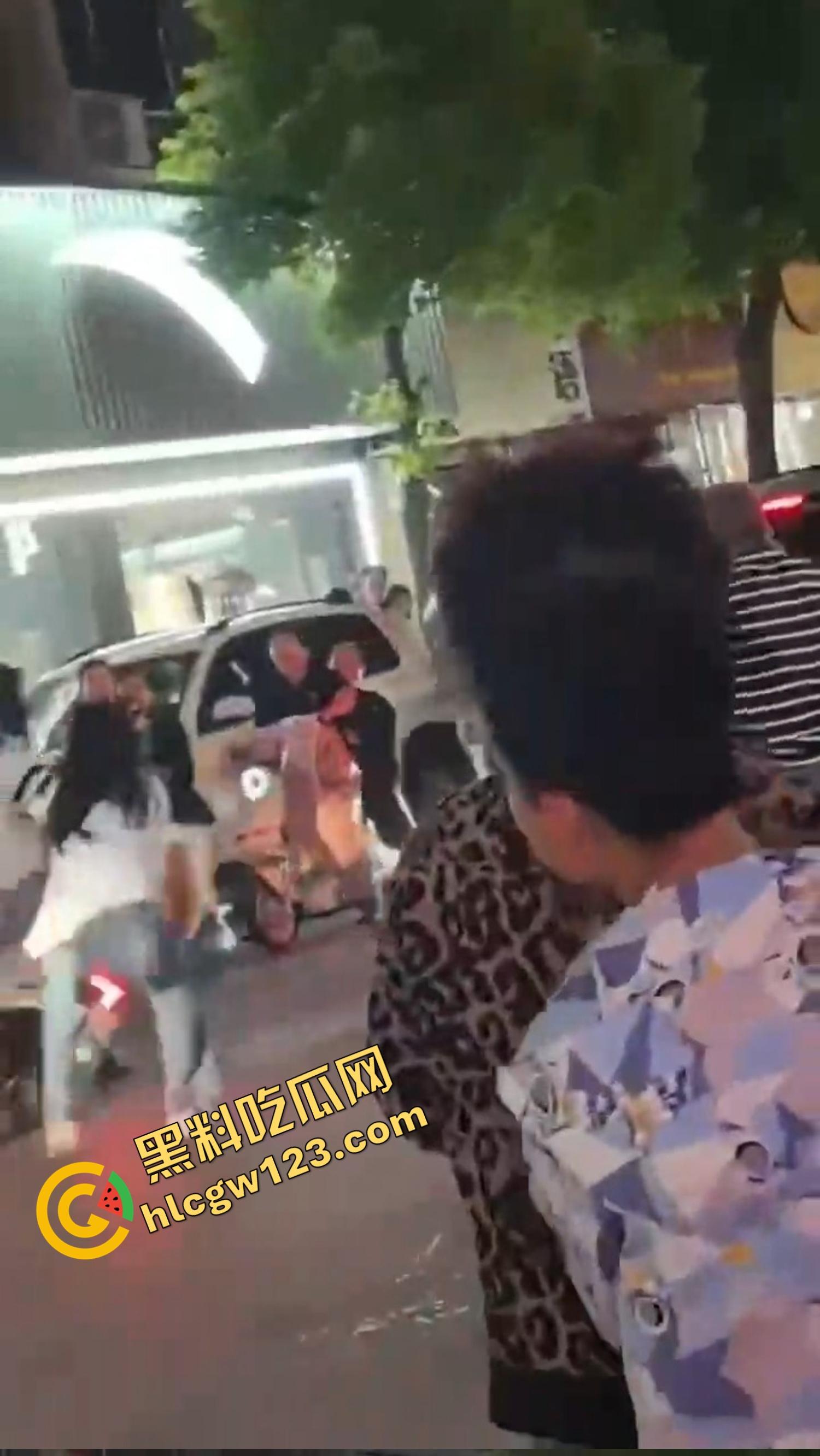 怀远街头精神小妹互砍,是刀刀见骨,电动车上扯头发、拎刀互砍,怀远街头又出发疯姐妹花! 第5张 怀远街头精神小妹互砍,是刀刀见骨,电动车上扯头发、拎刀互砍,怀远街头又出发疯姐妹花! 第5张