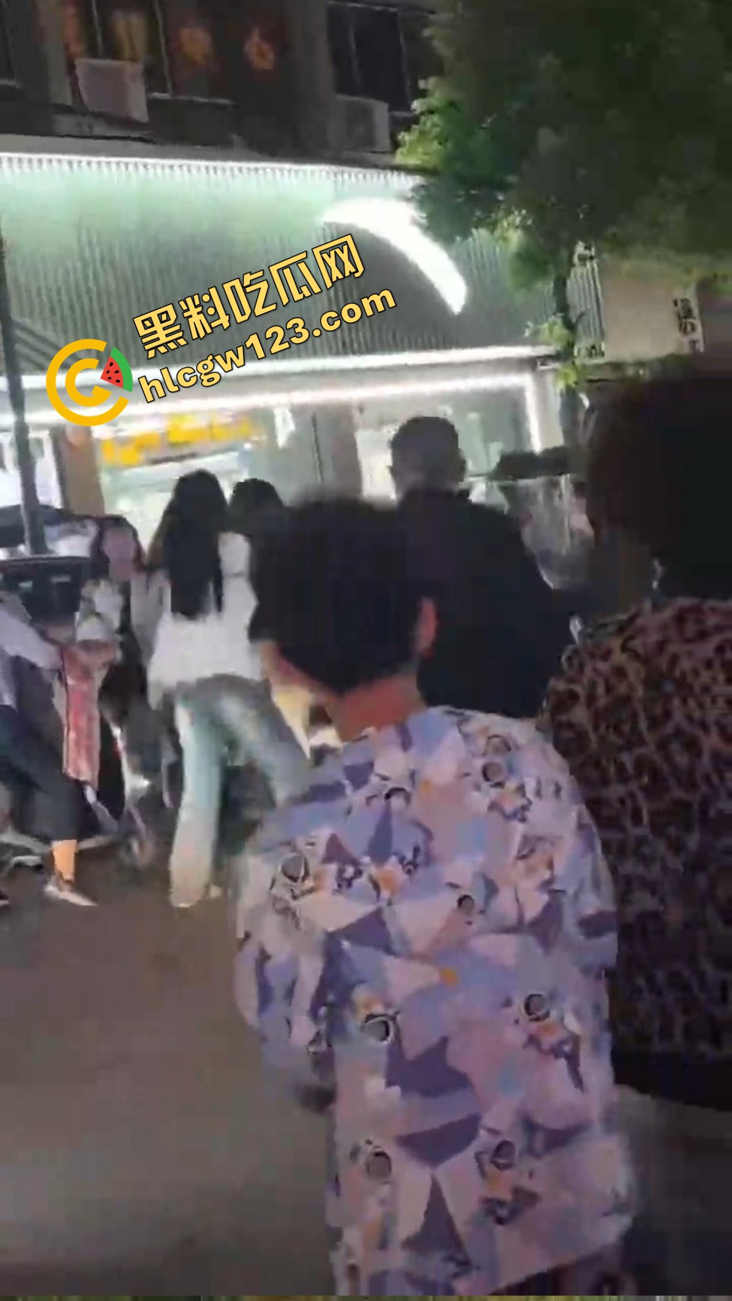 怀远街头精神小妹互砍,是刀刀见骨,电动车上扯头发、拎刀互砍,怀远街头又出发疯姐妹花! 第6张 怀远街头精神小妹互砍,是刀刀见骨,电动车上扯头发、拎刀互砍,怀远街头又出发疯姐妹花! 第6张