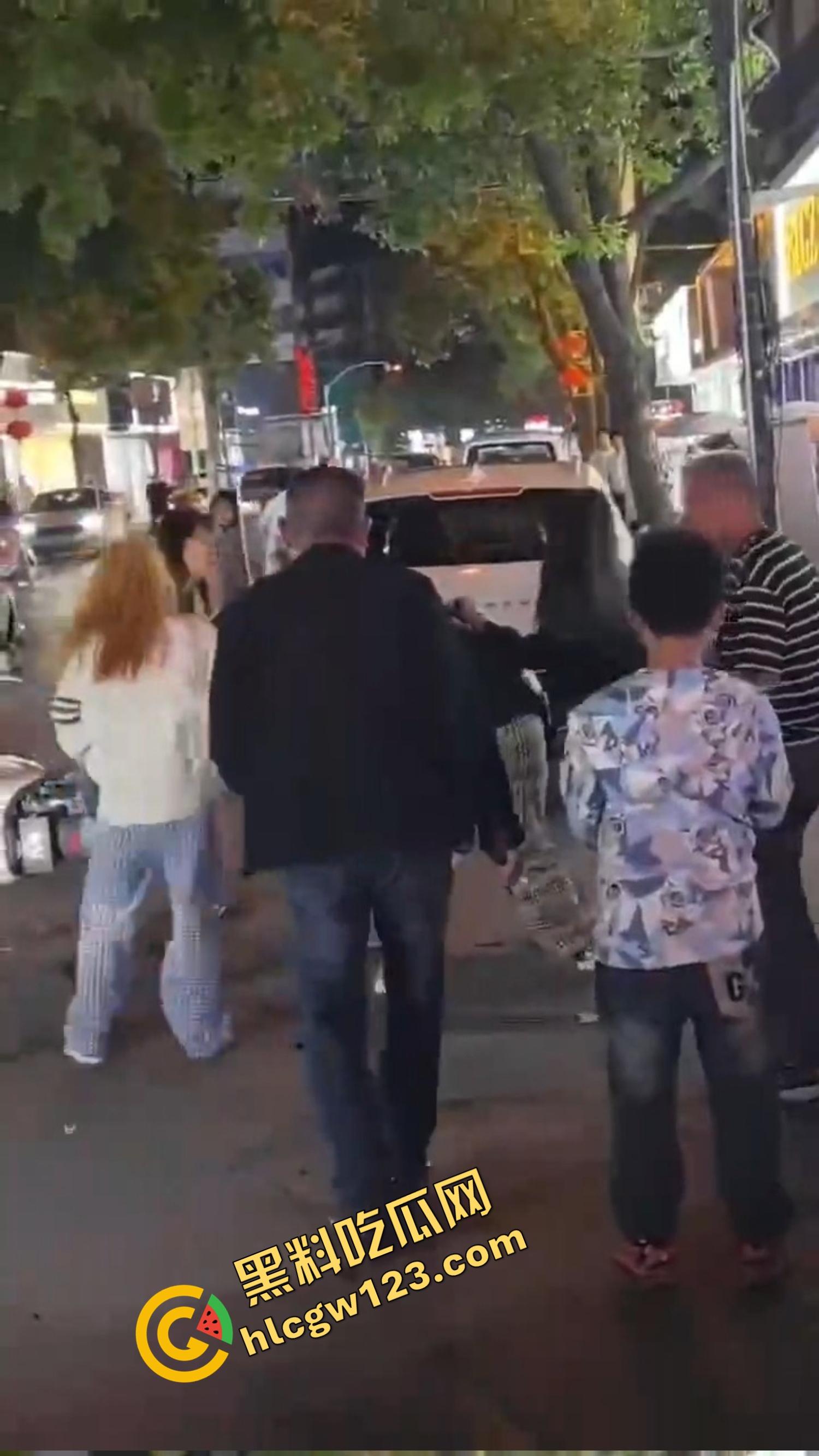 怀远街头精神小妹互砍,是刀刀见骨,电动车上扯头发、拎刀互砍,怀远街头又出发疯姐妹花! 第7张 怀远街头精神小妹互砍,是刀刀见骨,电动车上扯头发、拎刀互砍,怀远街头又出发疯姐妹花! 第7张