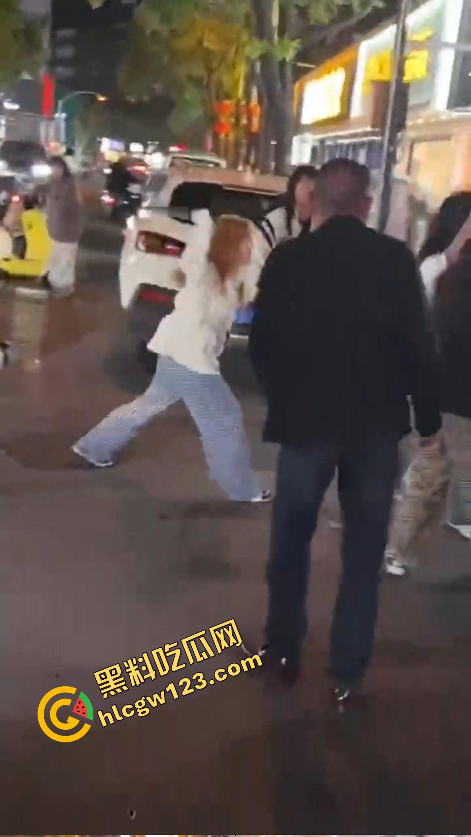 怀远街头精神小妹互砍,是刀刀见骨,电动车上扯头发、拎刀互砍,怀远街头又出发疯姐妹花! 第8张 怀远街头精神小妹互砍,是刀刀见骨,电动车上扯头发、拎刀互砍,怀远街头又出发疯姐妹花! 第8张