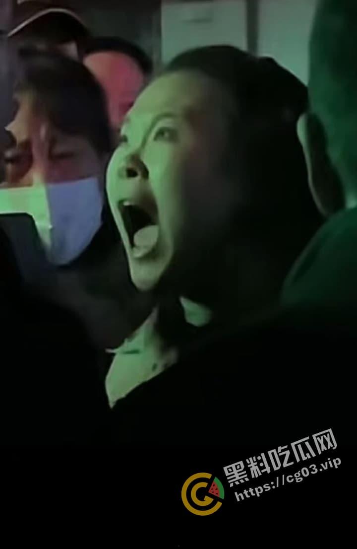 咆哮姐 携父勇闯红灯 趾高气昂大骂路人  舌战群儒 气势磅礴 狗见了都要绕道 第1张