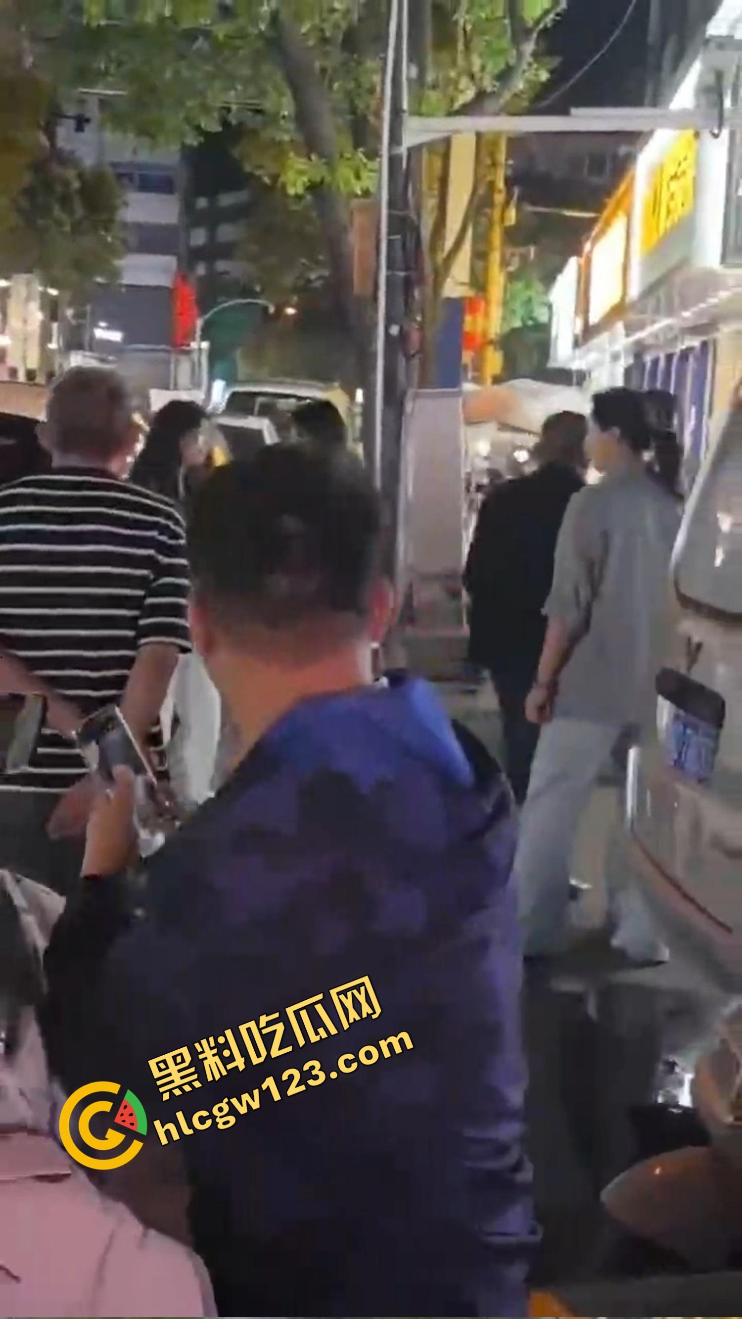 怀远街头精神小妹互砍,是刀刀见骨,电动车上扯头发、拎刀互砍,怀远街头又出发疯姐妹花! 第10张 怀远街头精神小妹互砍,是刀刀见骨,电动车上扯头发、拎刀互砍,怀远街头又出发疯姐妹花! 第10张