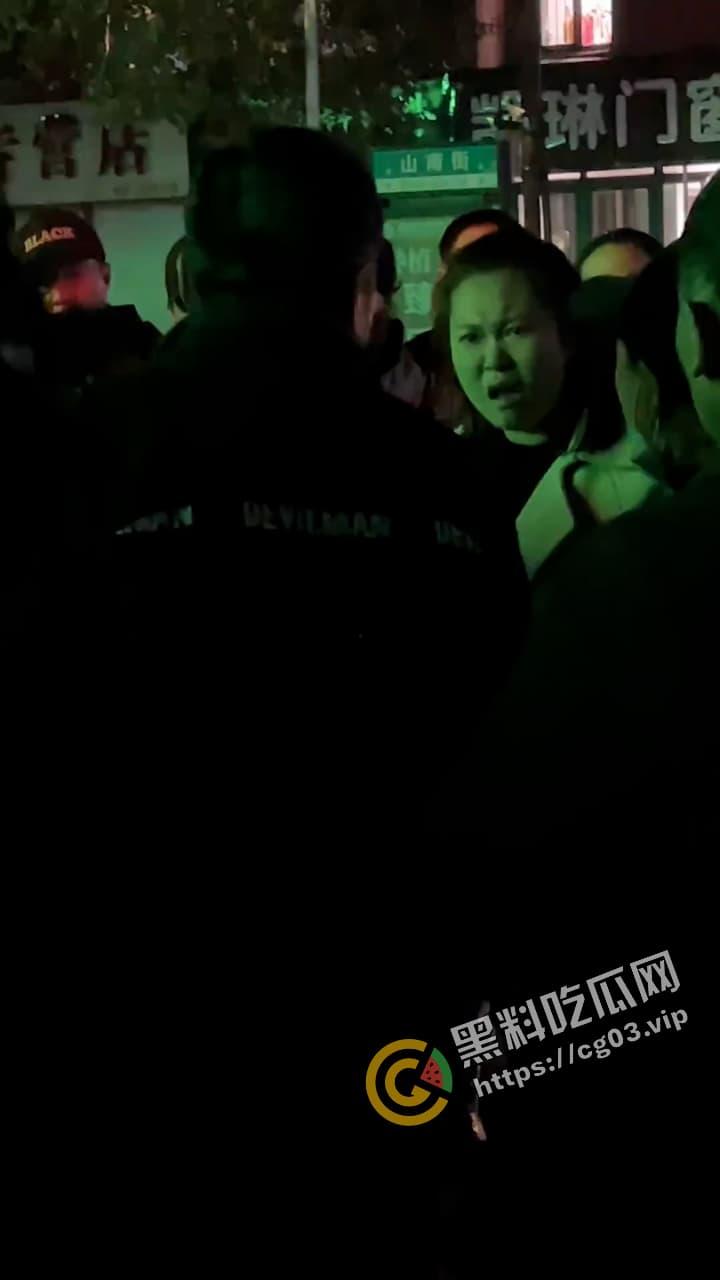 咆哮姐 携父勇闯红灯 趾高气昂大骂路人  舌战群儒 气势磅礴 狗见了都要绕道 第2张