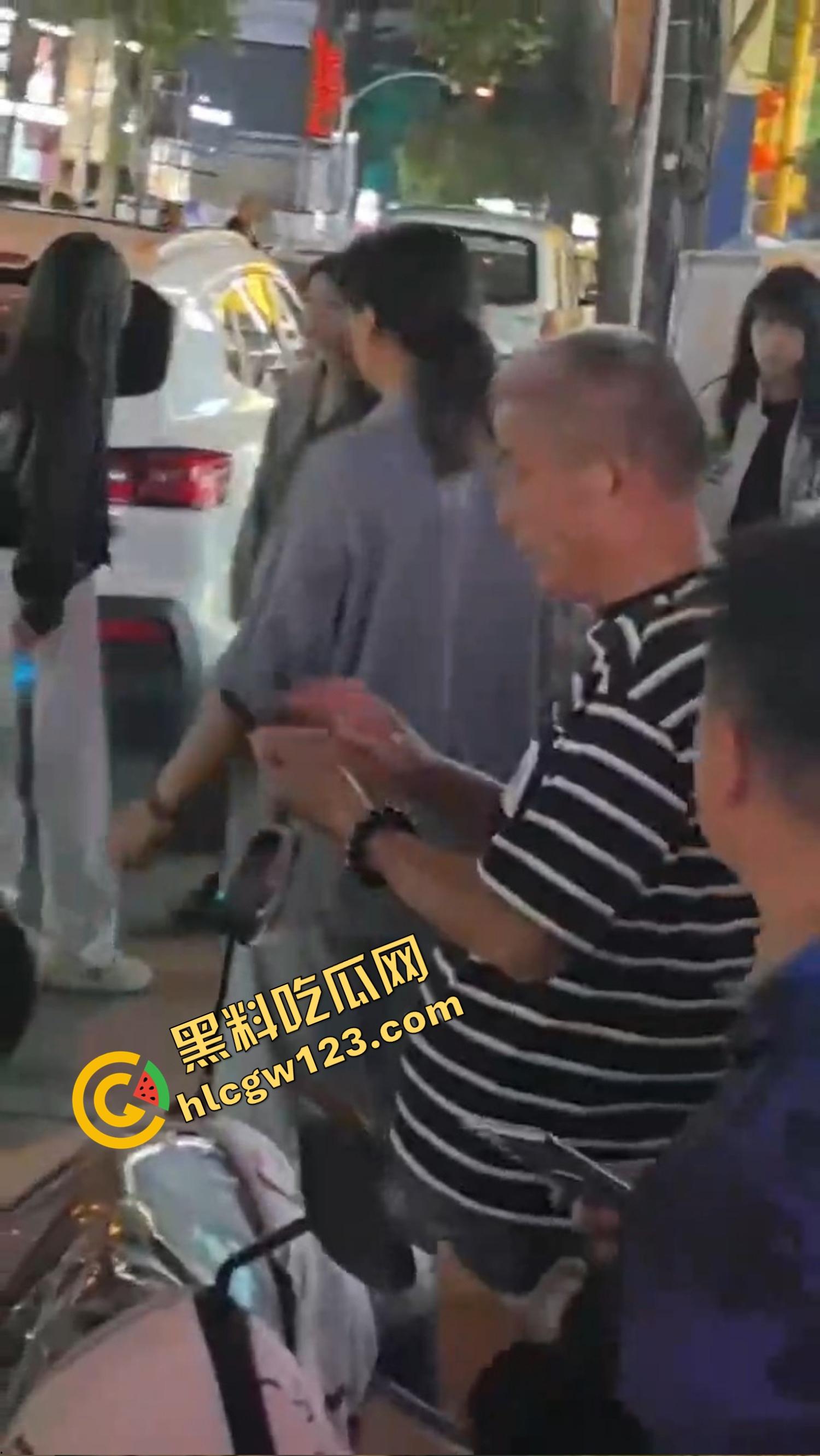 怀远街头精神小妹互砍,是刀刀见骨,电动车上扯头发、拎刀互砍,怀远街头又出发疯姐妹花! 第11张 怀远街头精神小妹互砍,是刀刀见骨,电动车上扯头发、拎刀互砍,怀远街头又出发疯姐妹花! 第11张