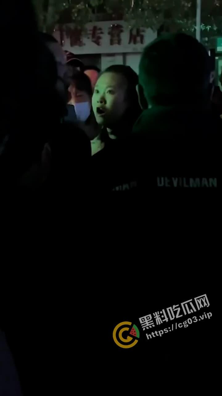 咆哮姐 携父勇闯红灯 趾高气昂大骂路人  舌战群儒 气势磅礴 狗见了都要绕道 第3张