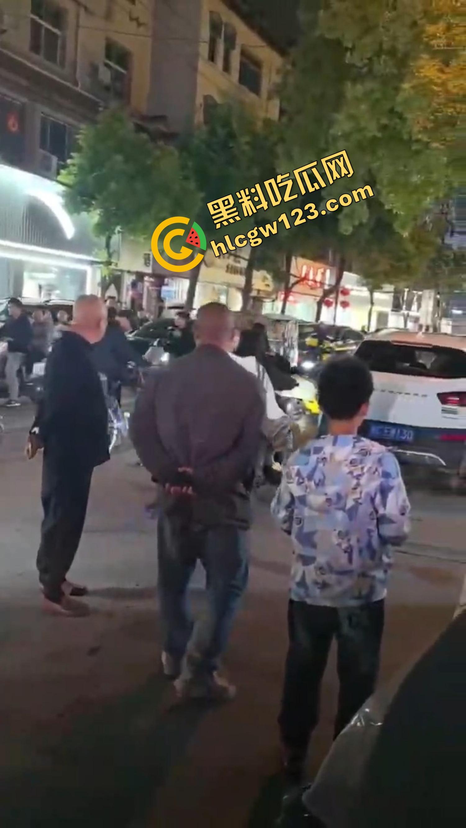 怀远街头精神小妹互砍,是刀刀见骨,电动车上扯头发、拎刀互砍,怀远街头又出发疯姐妹花! 第12张 怀远街头精神小妹互砍,是刀刀见骨,电动车上扯头发、拎刀互砍,怀远街头又出发疯姐妹花! 第12张