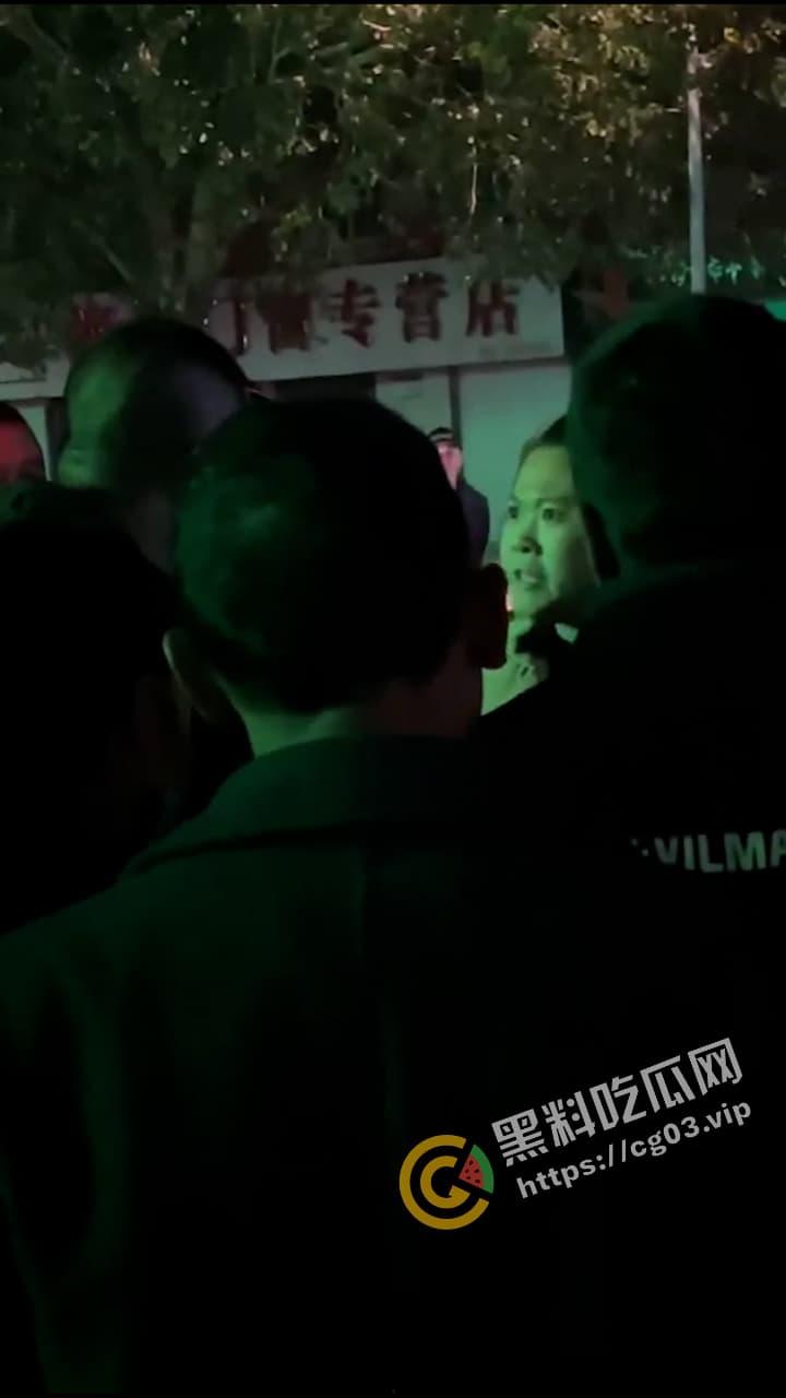 咆哮姐 携父勇闯红灯 趾高气昂大骂路人  舌战群儒 气势磅礴 狗见了都要绕道 第4张