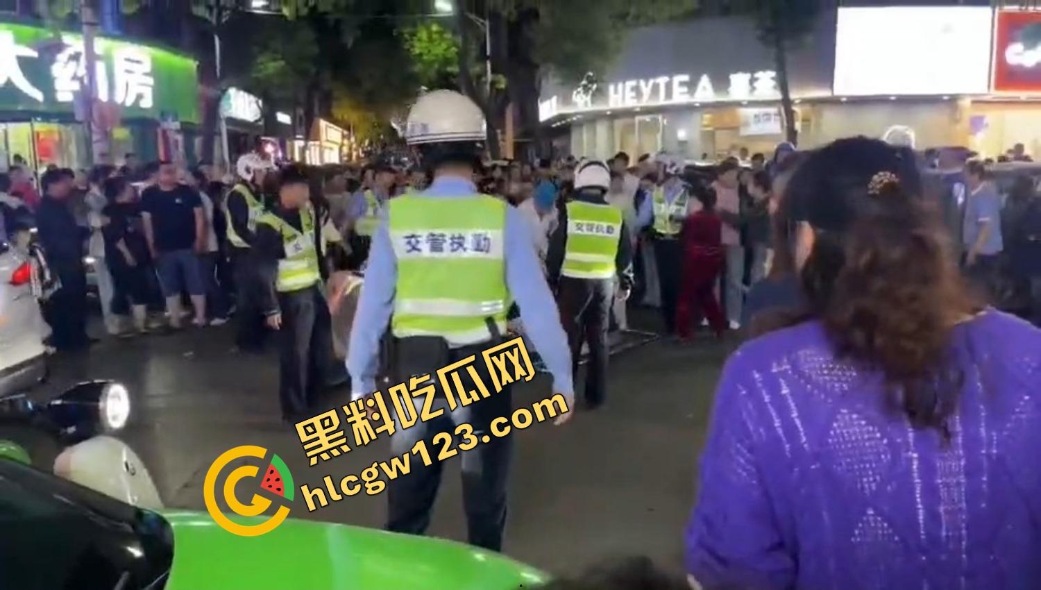 怀远街头精神小妹互砍,是刀刀见骨,电动车上扯头发、拎刀互砍,怀远街头又出发疯姐妹花! 第13张 怀远街头精神小妹互砍,是刀刀见骨,电动车上扯头发、拎刀互砍,怀远街头又出发疯姐妹花! 第13张