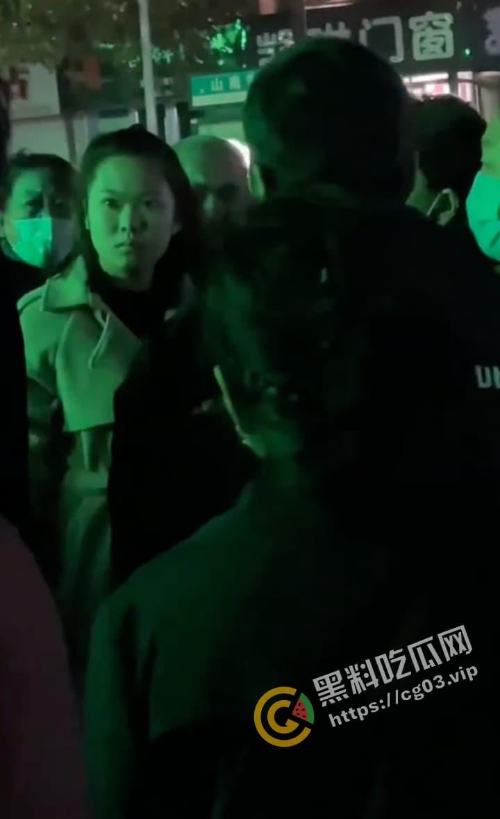 咆哮姐 携父勇闯红灯 趾高气昂大骂路人  舌战群儒 气势磅礴 狗见了都要绕道 第5张