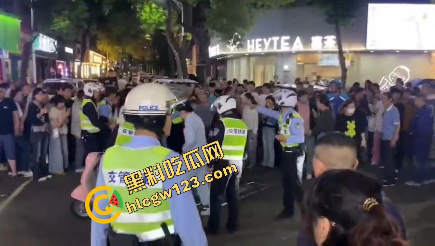 怀远街头精神小妹互砍,是刀刀见骨,电动车上扯头发、拎刀互砍,怀远街头又出发疯姐妹花! 第14张 怀远街头精神小妹互砍,是刀刀见骨,电动车上扯头发、拎刀互砍,怀远街头又出发疯姐妹花! 第14张