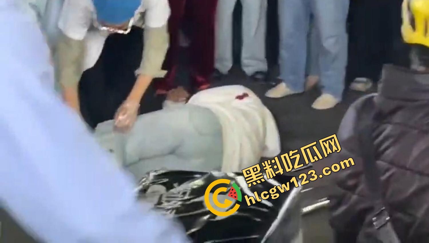 怀远街头精神小妹互砍,是刀刀见骨,电动车上扯头发、拎刀互砍,怀远街头又出发疯姐妹花! 第15张 怀远街头精神小妹互砍,是刀刀见骨,电动车上扯头发、拎刀互砍,怀远街头又出发疯姐妹花! 第15张