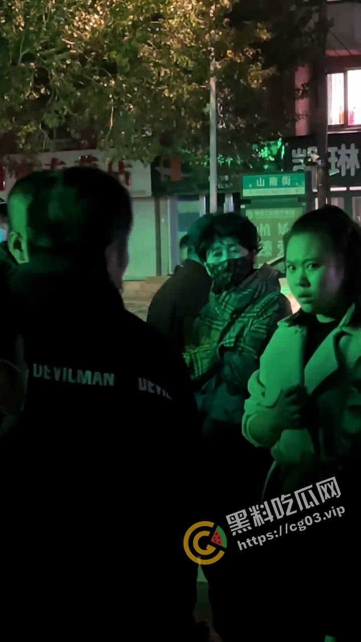 咆哮姐 携父勇闯红灯 趾高气昂大骂路人  舌战群儒 气势磅礴 狗见了都要绕道 第6张