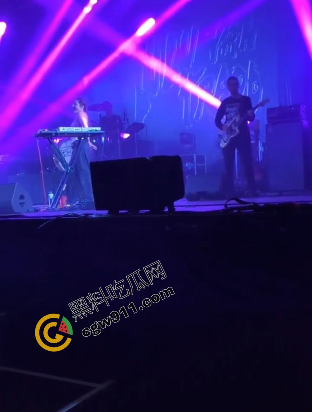 国外大瓜！法国摇滚女神【蕾贝嘉】音乐节上遭遇袭胸后索性全裸，魅力表演震撼全场  第1张