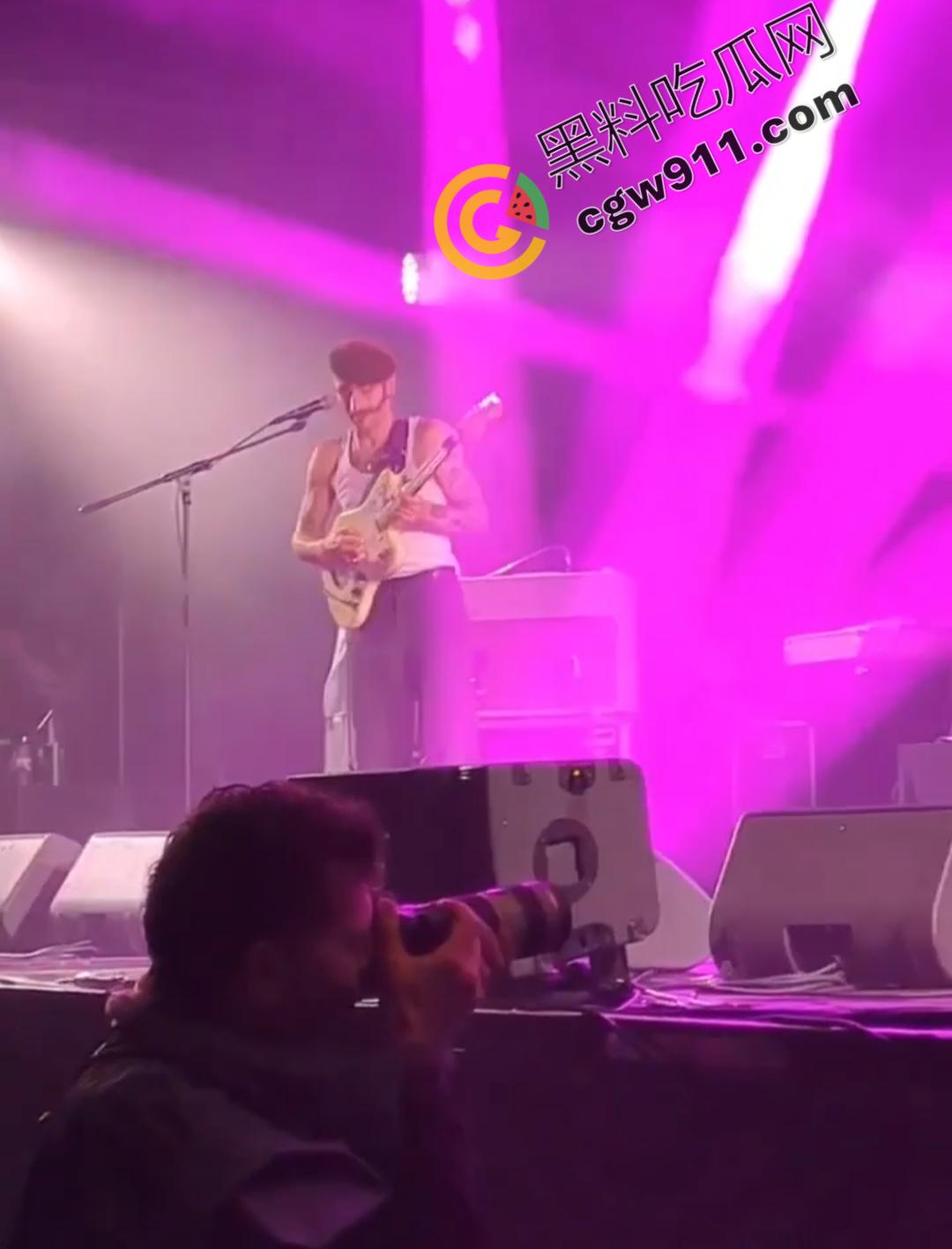 国外大瓜！法国摇滚女神【蕾贝嘉】音乐节上遭遇袭胸后索性全裸，魅力表演震撼全场  第4张