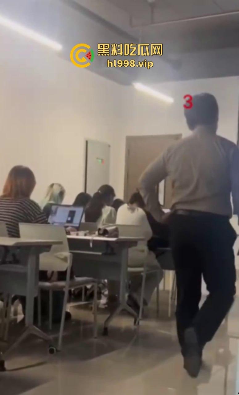 棒子欠削！浙大韩国外教在课堂上威胁中国女生不让毕业 一个西巴在中国地盘还敢撒野？  第3张